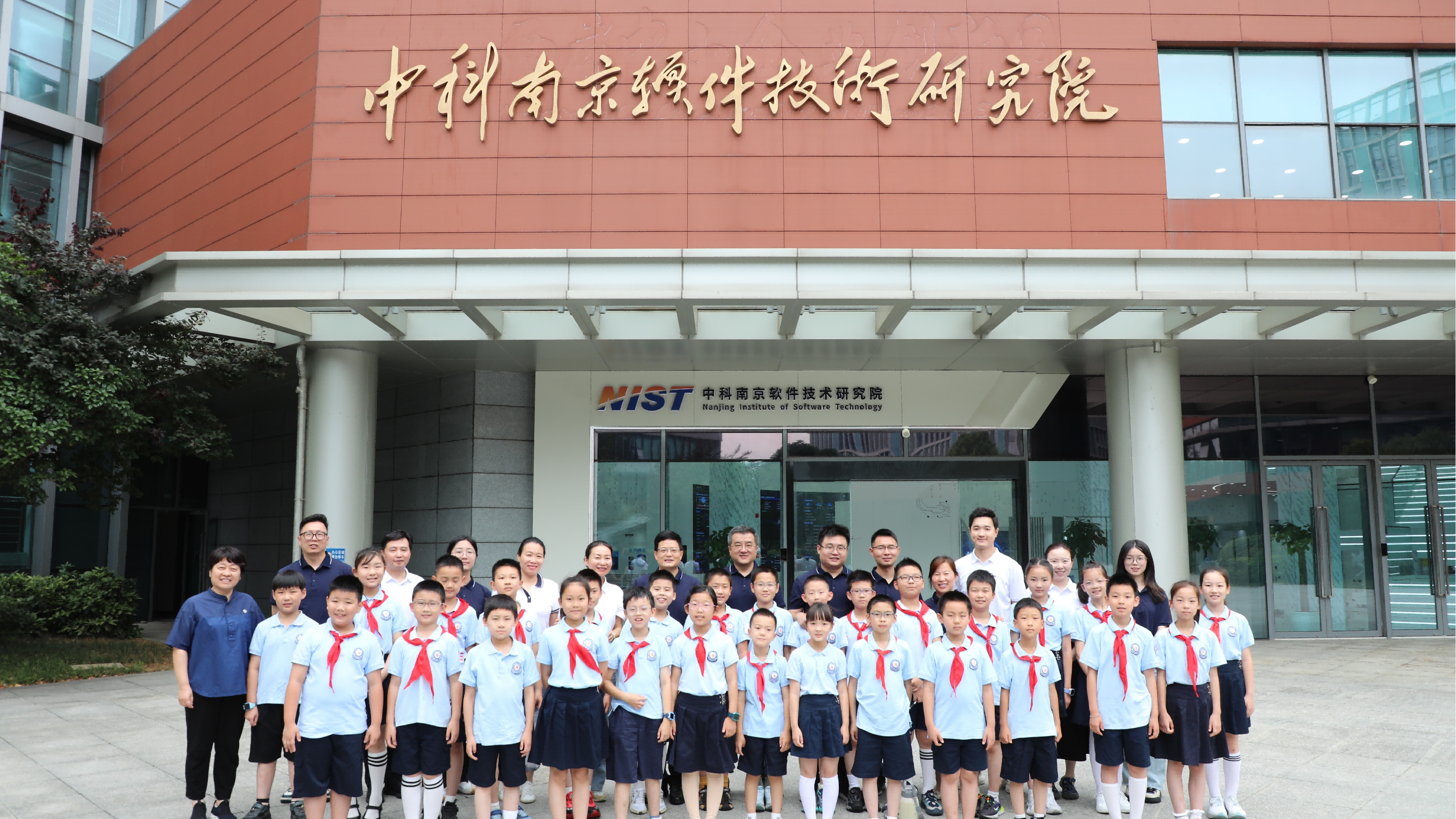 南京市琅琊路小学人工智能专题活动走进研究院